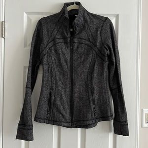 Lululemon work out zip up in grey. Size 12. Fitted fit in great condition.